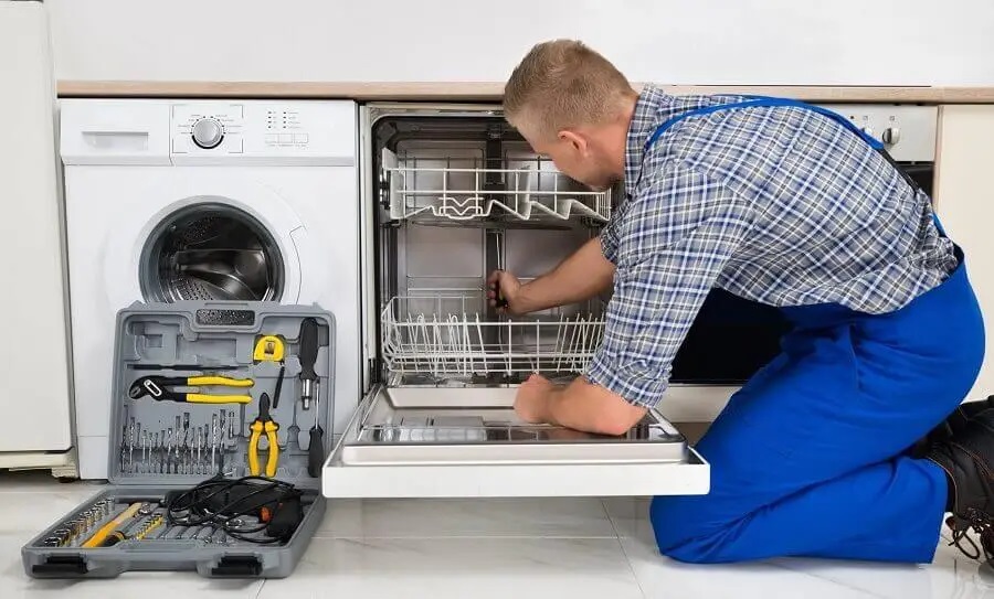 Çeşme Maytag servisi teknisyen ekibi beyaz eşya tamiri yaparken